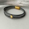 das Lederarmband mit Gingko Gold grau