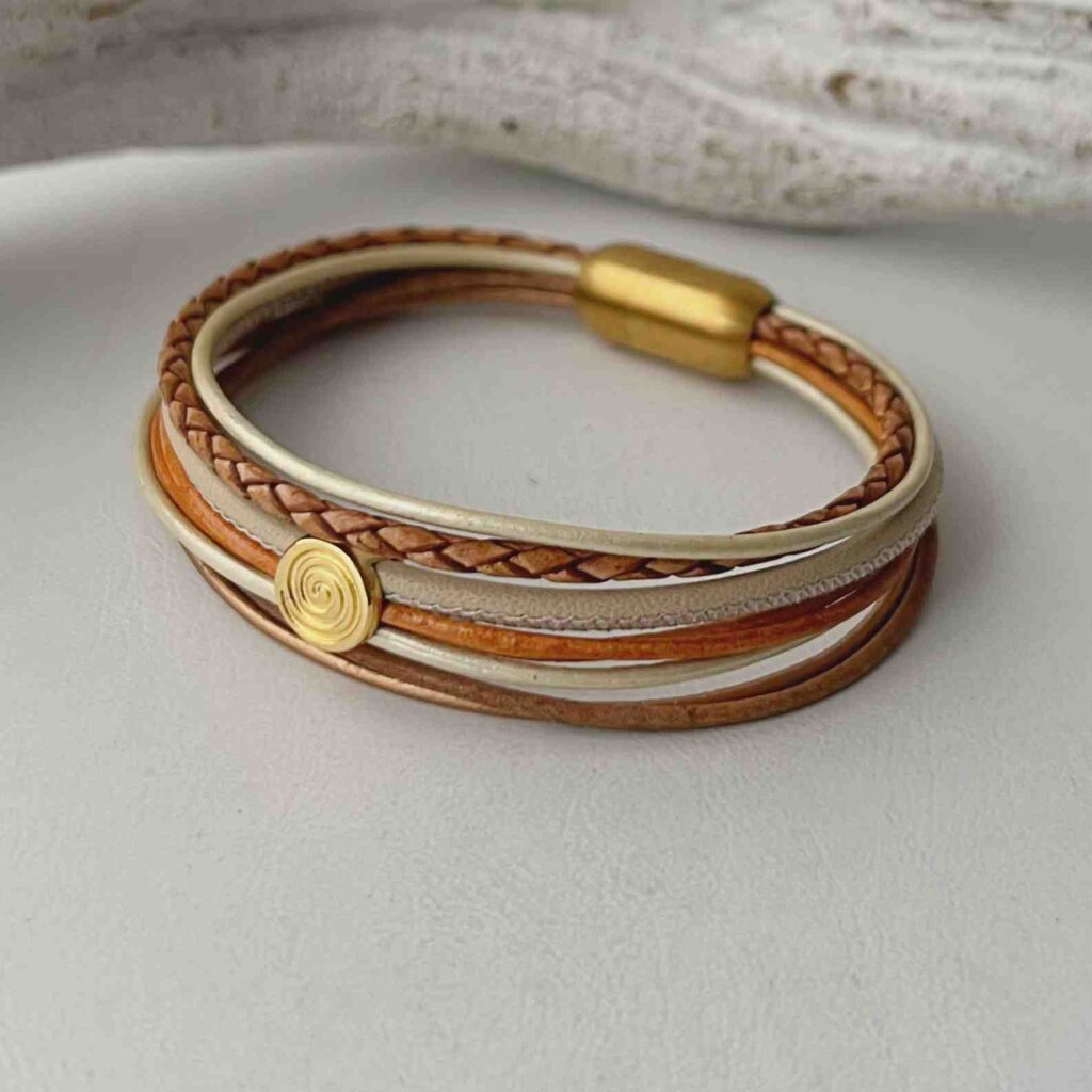 Lederarmband mit einer Spirale Gold in braun beige