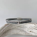 Lederarmband fein mit Biene in grau