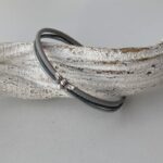 das Lederarmband fein mit Biene in grau