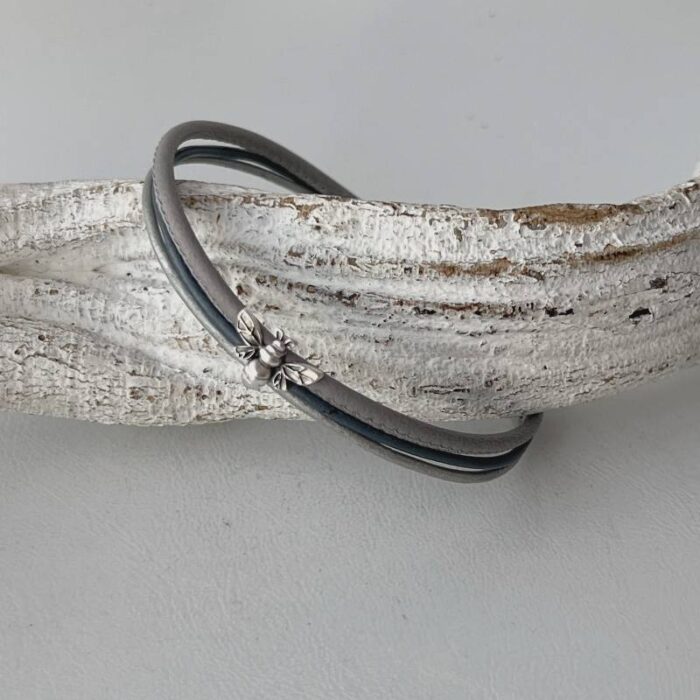 das Lederarmband fein mit Biene in grau
