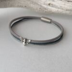 das Lederarmband fein mit Biene grau