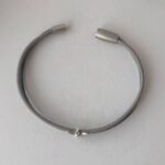 das Lederarmband fein Biene grau