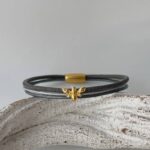Lederarmband fein mit goldene Biene in grau
