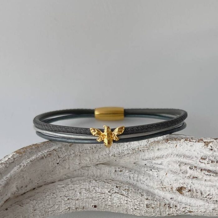 Lederarmband fein mit goldene Biene in grau