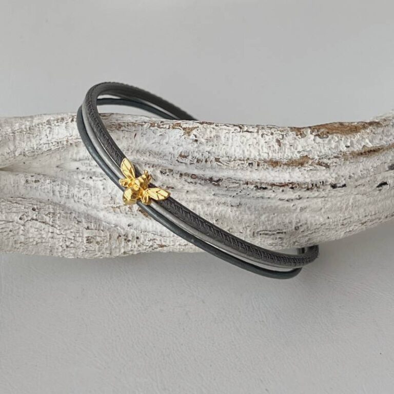 das Lederarmband fein mit goldene Biene in grau