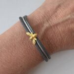 Lederarmband fein goldene Biene grau