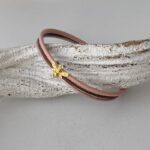 das Lederarmband fein mit goldene Biene in rosa