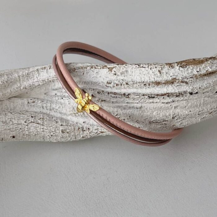 das Lederarmband fein mit goldene Biene in rosa