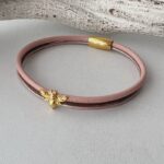 das Lederarmband fein mit goldene Biene rosa
