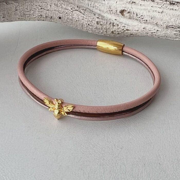 das Lederarmband fein mit goldene Biene rosa