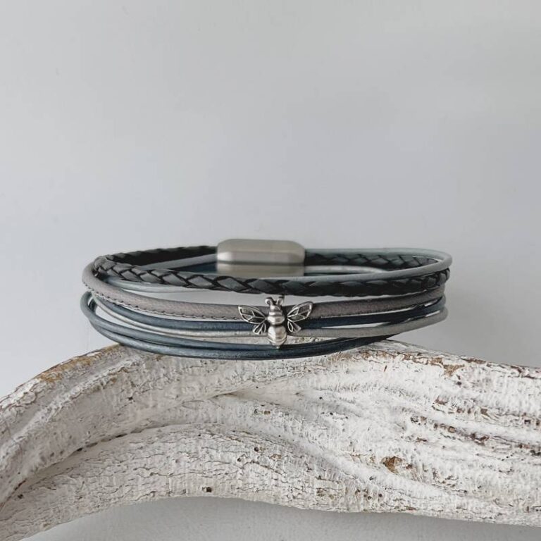 das Lederarmband mit einer Biene in grau