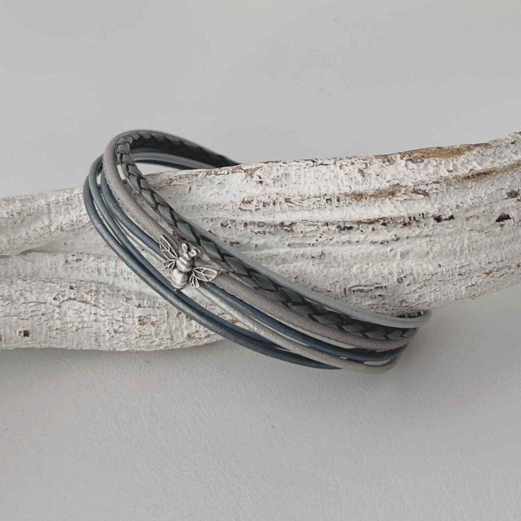 das feine Lederarmband mit einer Biene in grau