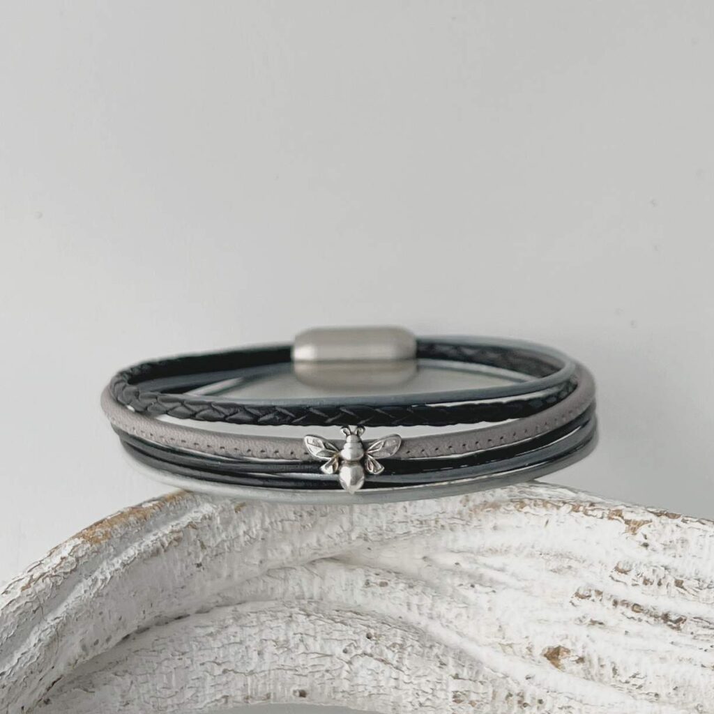 das Lederarmband mit Biene schwarz grau