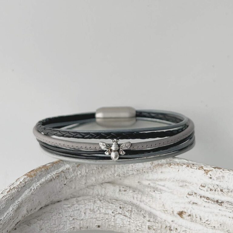 das Lederarmband mit Biene schwarz grau
