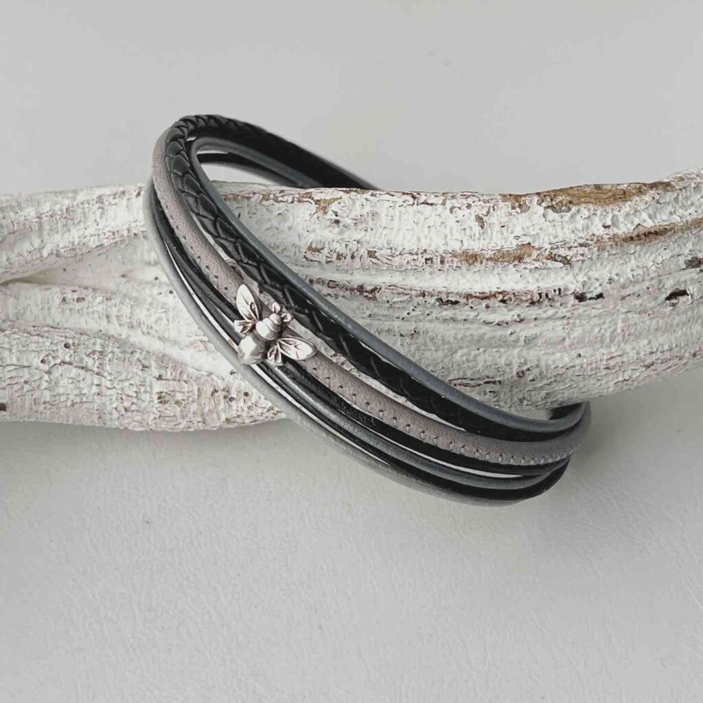 das Lederarmband mit einer Biene schwarz grau