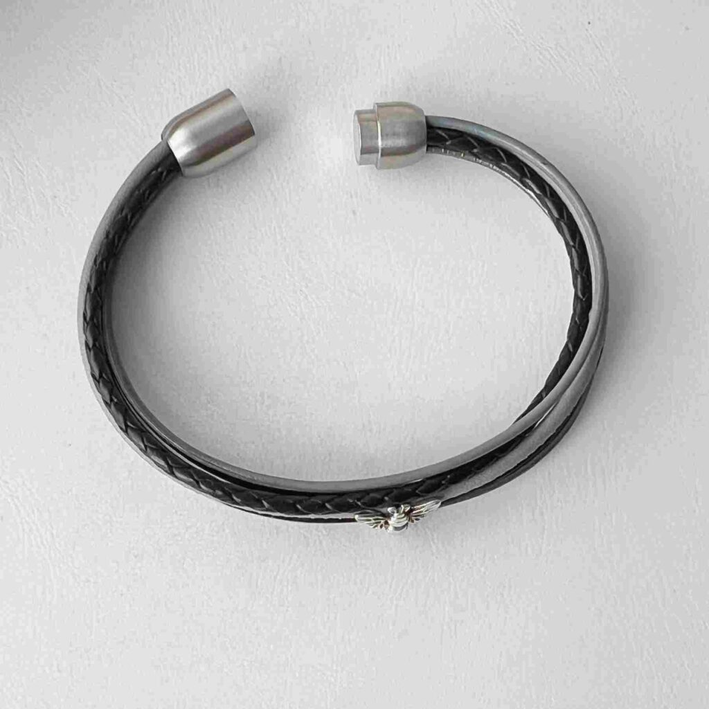 Lederarmband mit einer Biene in schwarz und grau