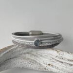 das Lederarmband mit kleine Spirale in grau und weiß