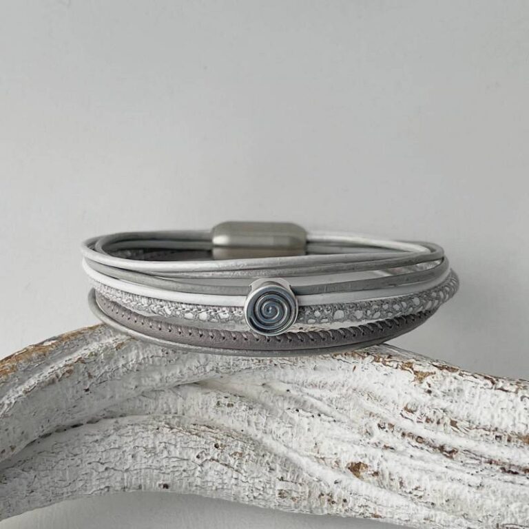 das Lederarmband mit kleine Spirale in grau und weiß