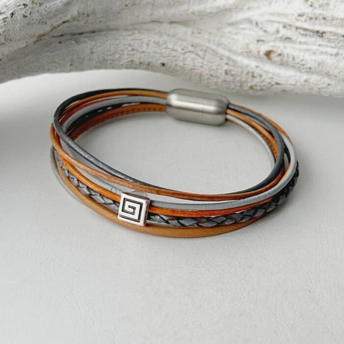 das Lederarmband mit eckige Spirale in grau braun