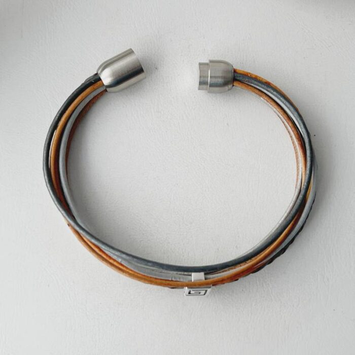 das Lederarmband mit eckige Spirale grau braun