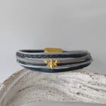 Lederarmband mit einer goldener Biene in blau-grau