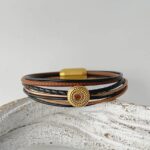 das Lederarmband Ethno in Gold in schwarz und braun