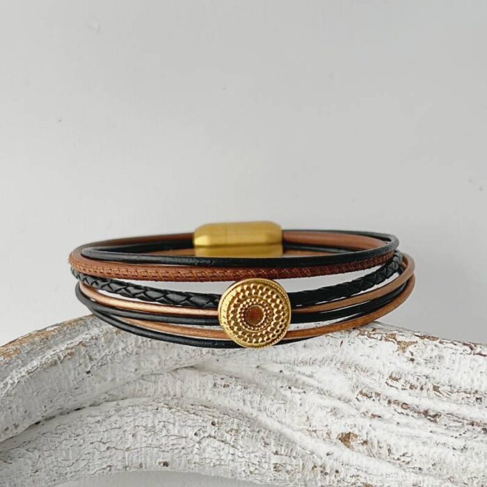 das Lederarmband Ethno in Gold in schwarz und braun