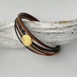 das Lederarmband Ethno Gold in schwarz und braun