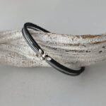 das Lederarmband fein Biene in schwarz und grau