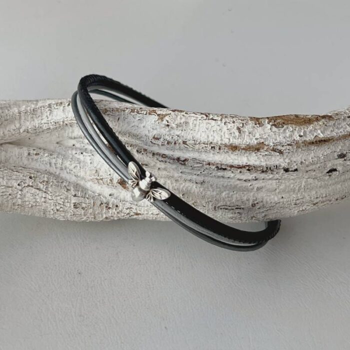 das Lederarmband fein Biene in schwarz und grau