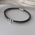 das Lederarmband fein Biene in schwarz grau