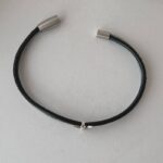 das Lederarmband fein Biene schwarz grau