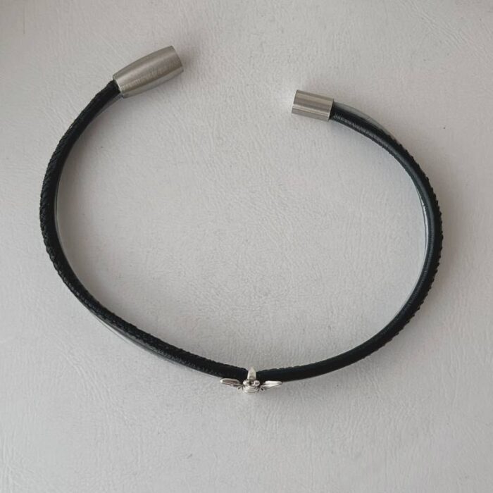 das Lederarmband fein Biene schwarz grau