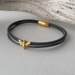 das Lederarmband fein mit goldene Biene grau