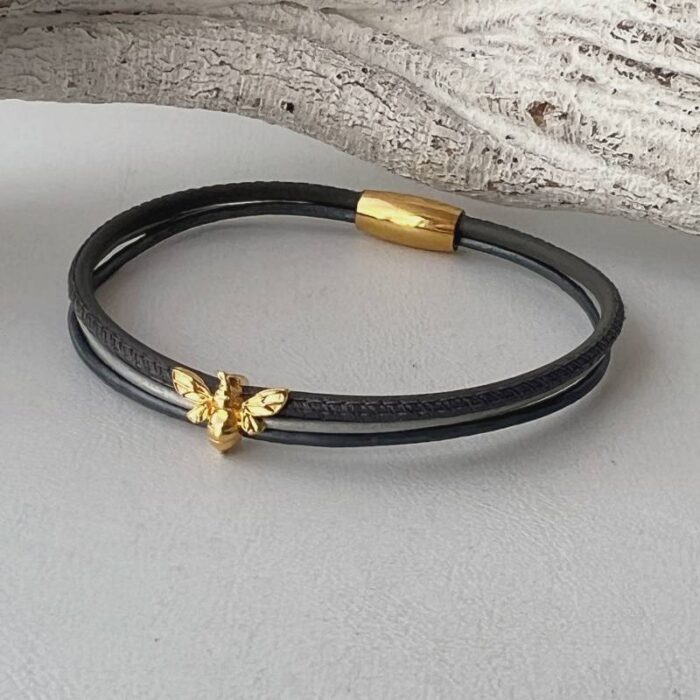 das Lederarmband fein mit goldene Biene grau