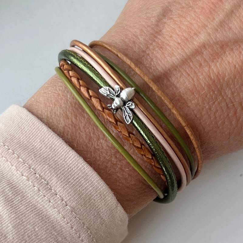 Lederarmband mit Biene oliv beige Lederarmband mit Biene oliv beige