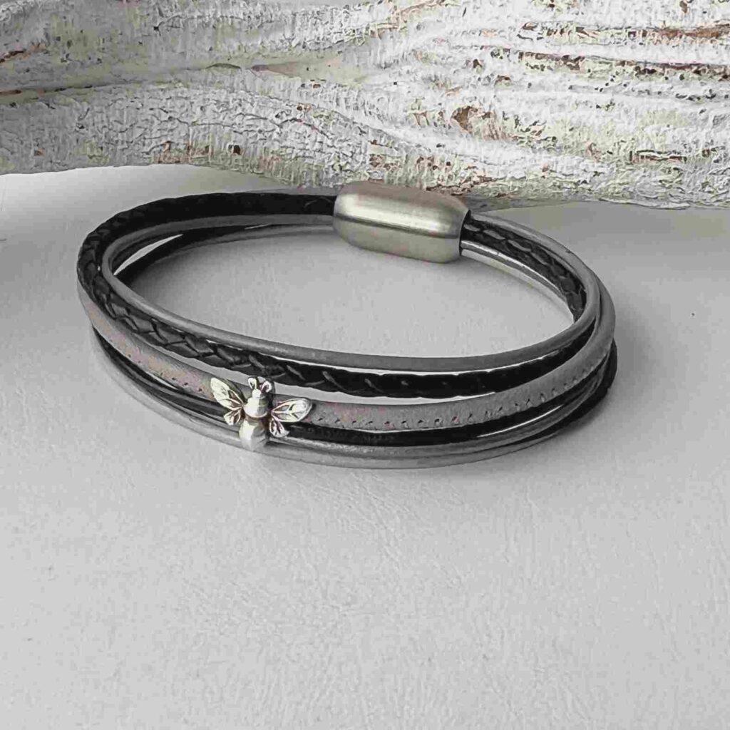 das Lederarmband mit einer Biene in schwarz grau