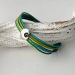 das Lederarmband mit einer Muschel grün türkis