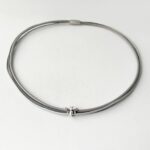 Ledercollier mit einer Biene in grau