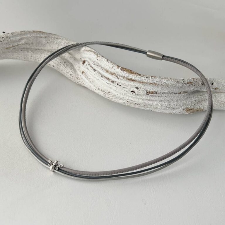 das Ledercollier mit Biene in grau