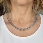 Ledercollier mit Biene grau