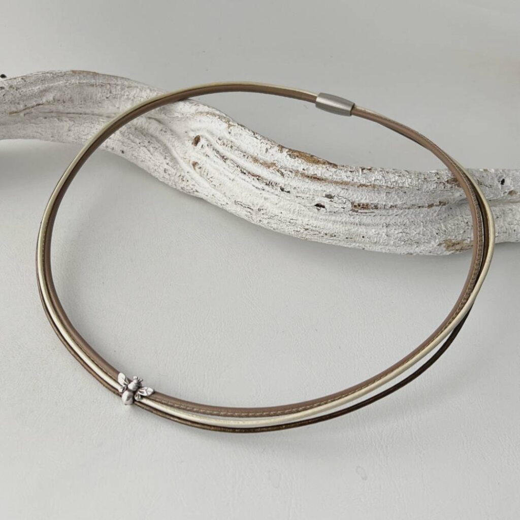 Ledercollier mit einer Biene in taupe