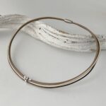 Ledercollier mit einer Biene in taupe