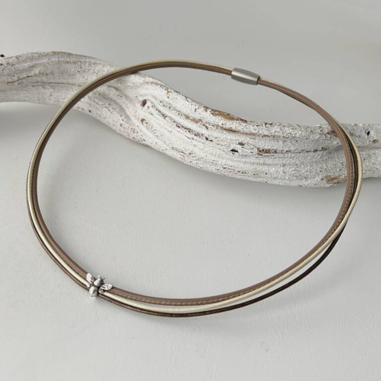 Ledercollier mit einer Biene in taupe