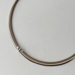 das Ledercollier mit einer Biene taupe