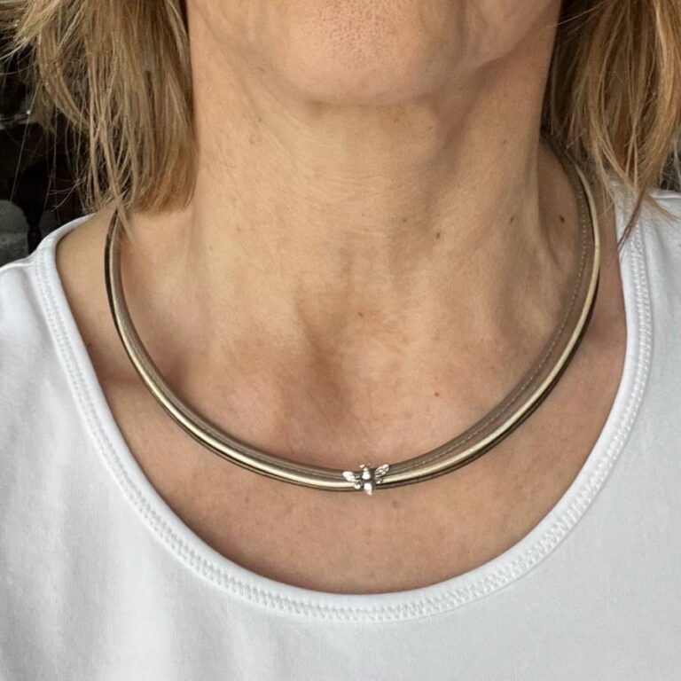 Ledercollier mit Biene taupe