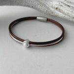 Lederarmband in braun mit einem weißem Stein