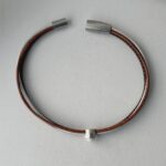 Lederarmband in braun mit weißem Stein