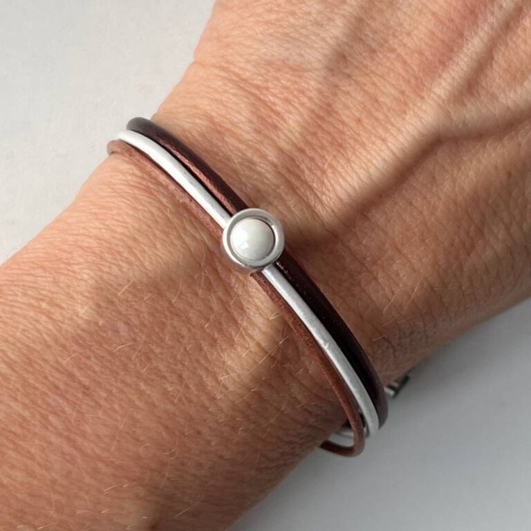 Lederarmband braun mit weißem Stein
